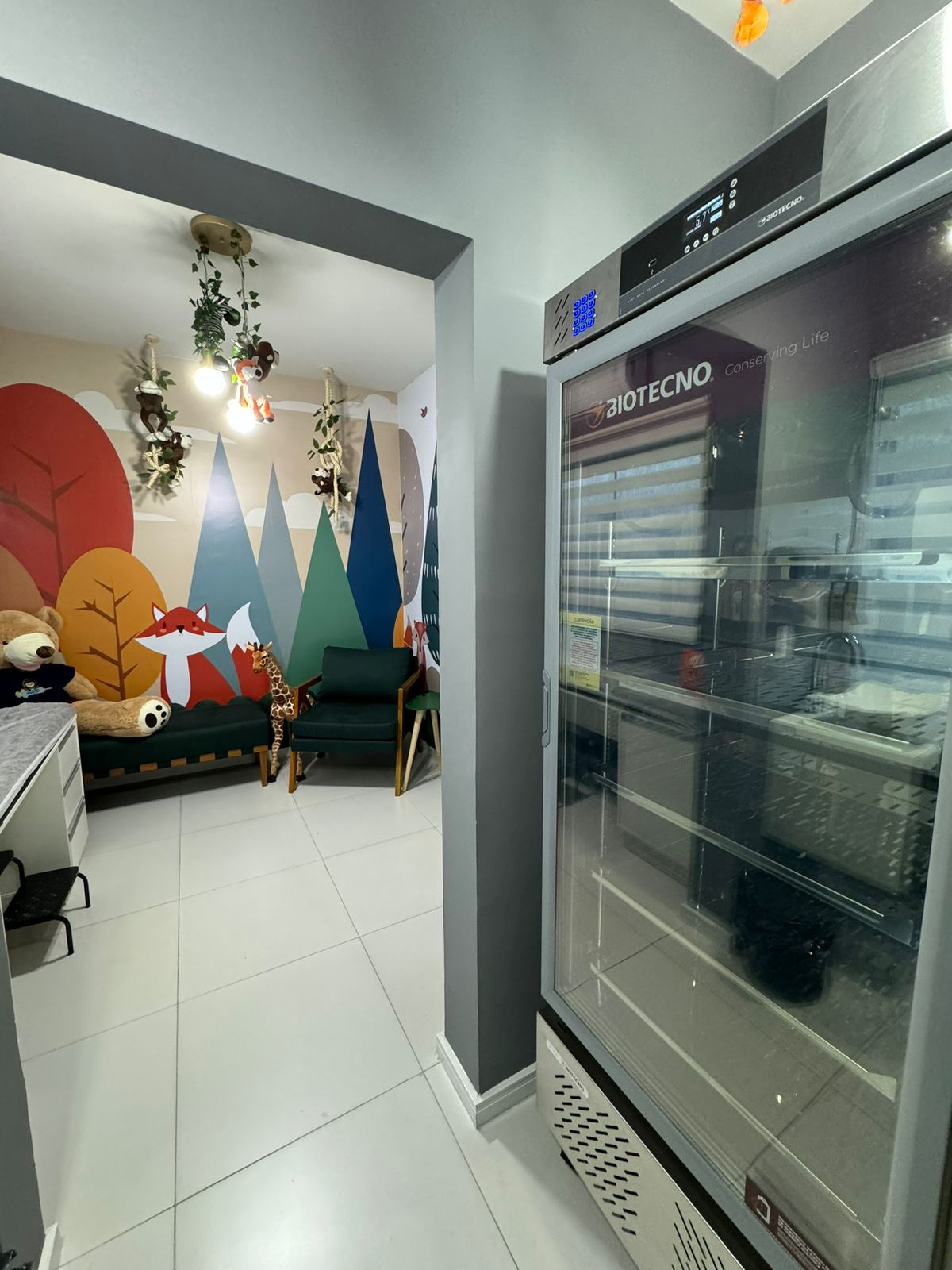 Detalhe da geladeira de vacinas