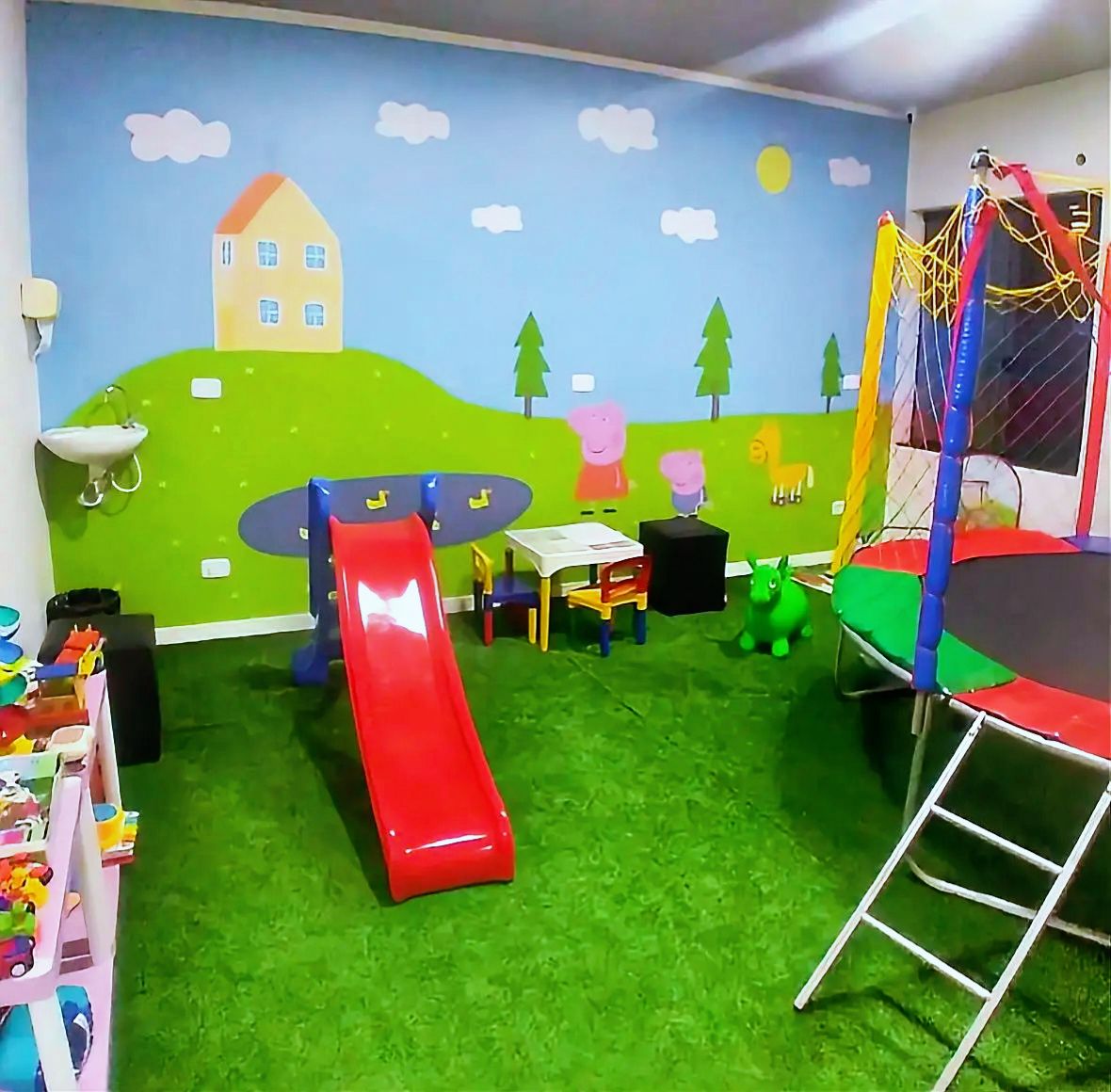Espaço Kids completo com escorregador e brinquedos na Clínica Vacina Feliz