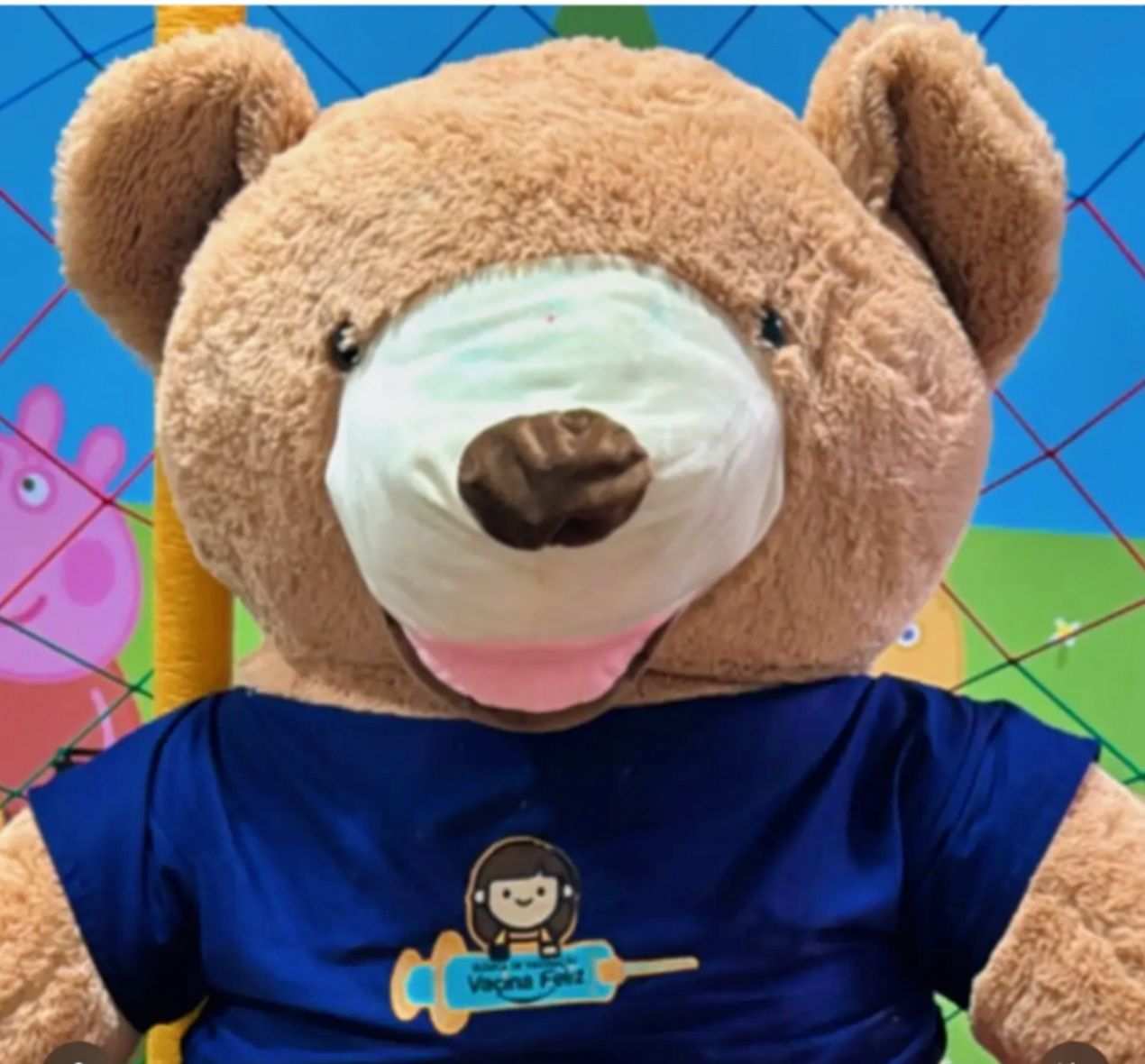 Mascote da Clínica Vacina Feliz acolhendo crianças