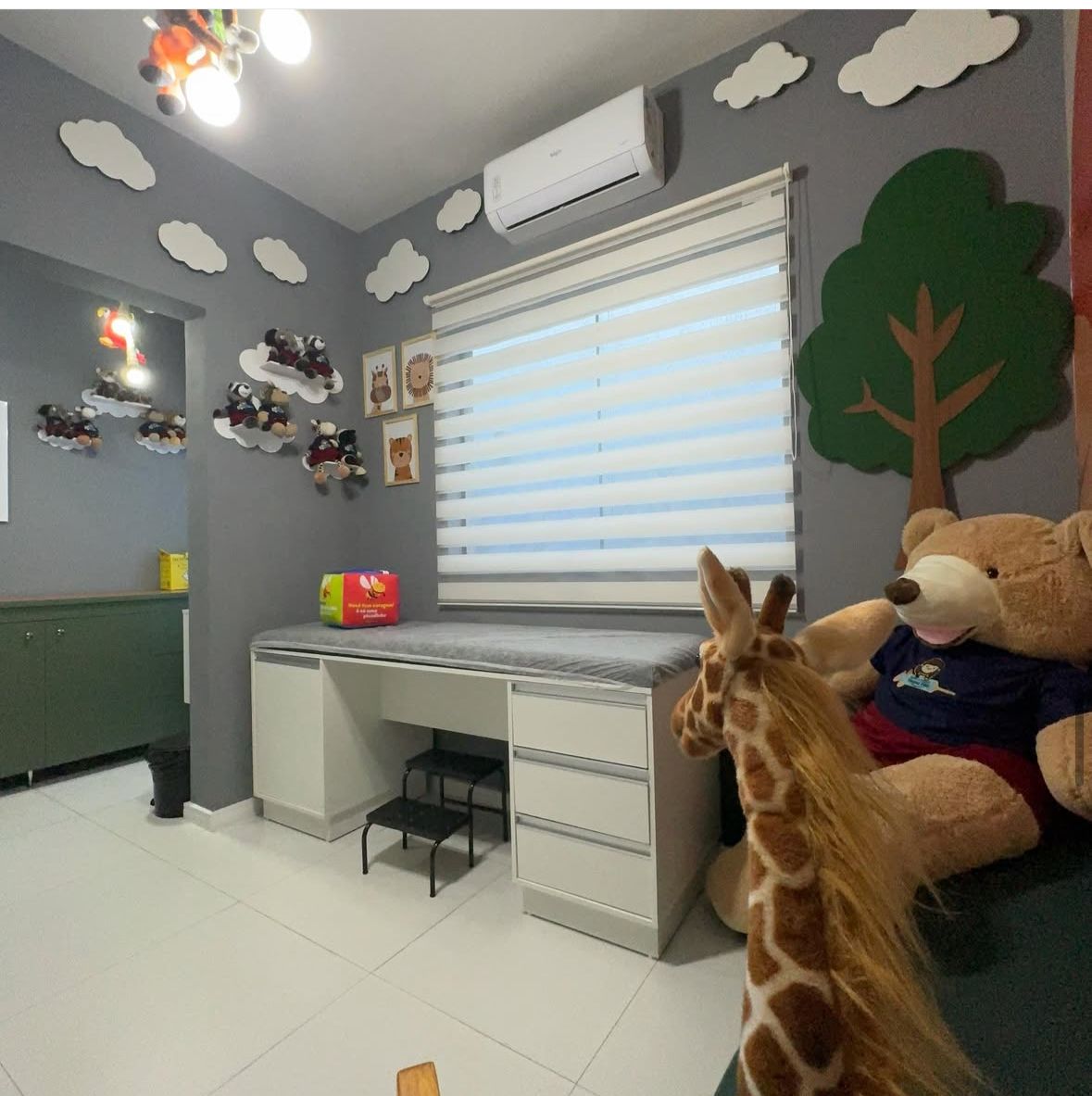 Sala de aplicação de vacinas moderna na Clínica Vacina Feliz